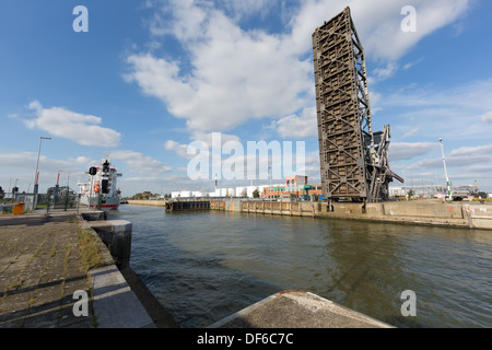 Offene Brücke über das Van Cauwelaert Schloss in Antwerpen Hafen der Welt Stockfoto