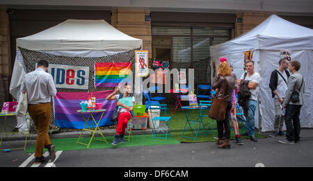 Paris, Frankreich, HIV Rapid Test Week, 'Flash Test', von der französischen AIDS-Organisation HELFER, auf der Straße in der Gegend von Marais, lgbt, Menschen im Gesundheitswesen, Freiwillige helfen Gemeinschaft, Gay le marais Stockfoto