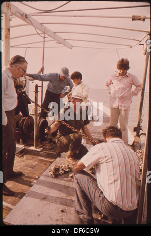 LAKE BORGNE AUSTERNFISCHER BEHAUPTEN, DASS DIE FREISETZUNG VON MISSISSIPPI FLUß FLUTEN IHRE OYSTERBEDS VERSCHMUTZT HAT. EINIGE DER MÄNNER... 552862 Stockfoto