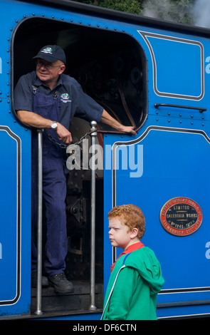 Mann in der Kabine der Dampfzug auf See & Haverthwaite Eisenbahn, Cumbria, England Großbritannien Stockfoto