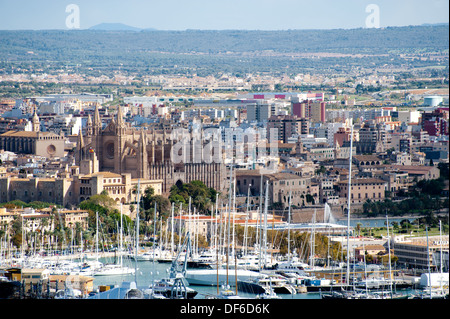 Palma de Mallorca Hafen: Hafen und die Kathedrale, das Schloss Bellver anzeigen Stockfoto