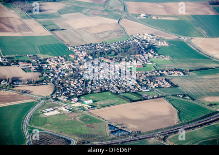 Blick vom Flugzeug auf kleinen Stadt in Frankreich Stockfoto