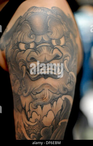 London, UK. 28. September 2013. Eine dramatische Tätowierung eines chinesischen Löwen auf der 9. internationalen London Tattoo Convention. © Michael Preston/Alamy Live-Nachrichten Stockfoto