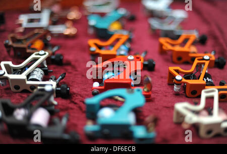 London, UK. 28. September 2013. Bunte Tattoo Irons angelegt zum Verkauf auf der 9. internationalen London Tattoo Convention. © Michael Preston/Alamy Live-Nachrichten Stockfoto