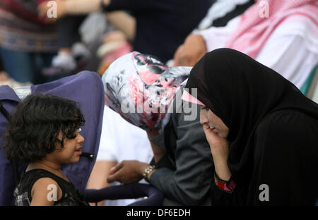 29. September 2013 - Rafah, Gaza-Streifen, Palästinensische Gebiete - Palästinenser warten in Ägypten an den Grenzübergang Rafah zwischen Ägypten und dem südlichen Gazastreifen am 29. September 2013 zu überqueren. Hunderte von Patienten, Studenten und Ausländer von der palästinensischen Seite haben stürzte auf den Grenzübergang Rafah nach der ägyptischen Ankündigung der Wiedereröffnung es für 3 Tage (Credit-Bild: © Eyad Al Baba/APA Images/ZUMAPRESS.com) Stockfoto