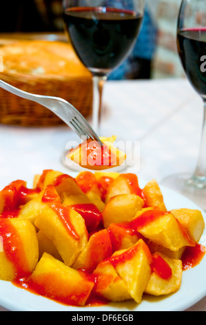 Spanische Tapa: Ration Kartoffeln Bravas. Schließen Sie die Ansicht. Stockfoto