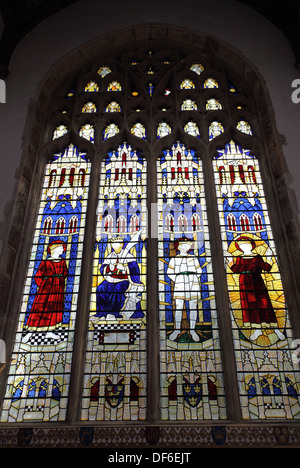 Das Ostfenster von Comper Darstellung St Edmund, beauftragte im Jahr 1954, Southwold, Suffolk Stockfoto