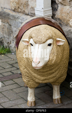 Lebensgroßes Modell eines Schafes Stand auf einem Bürgersteig in Chipping Campden Stockfoto