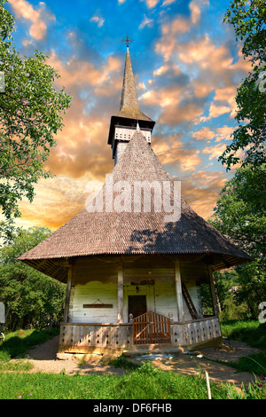 Hölzerne Kirche (Biserica de Lemn) St. Nicolae, Maramures, nördlichen Siebenbürgen, Rumänien Stockfoto