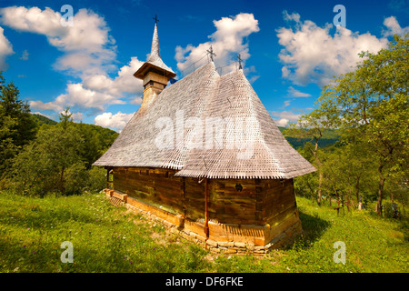 Maramures hölzerne Kirche (Biserica de Lemn) von Cuvioasa Paraschiva, nördlichen Siebenbürgen, Rumänien Stockfoto