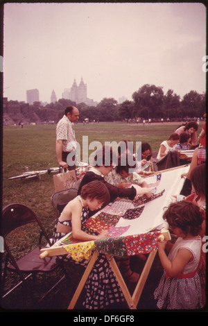 HOCHSOMMER AM ABEND QUILTEN IM STADTPARK, GESPONSERT VON DER NEW YORKER PARKS VERWALTUNGSABTEILUNG DER KULTURELLEN... 551677 Stockfoto