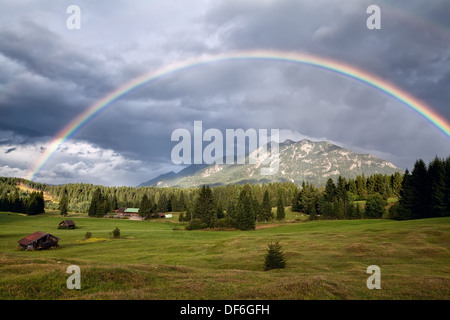 bunte Regenbogen über Karwendel Alpen und Wiesen, Bayern, Deutschland Stockfoto