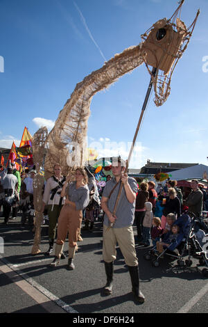 Skipton UK. 29. September 2013. Internationale Puppenspielerfestival.   Animierte Giraffe in Skiptons Biennale internationale Puppenspielerfestival mit Marionetten-Theater-Unternehmen aus ganz Europa. Die Ereignisse angeboten, 44 Aufführungen plus 32 frei Straßentheater Ticket.  Von riesigen Marionetten, Puppen so klein, dass sie unsichtbar sind wurde die 5. internationale Puppenspielerfestival Skipton mit Händen, Füßen, Spielzeug, Obst, Schatten und mit Puppen viel eher traditionellen Charakter animiert. Bildnachweis: Mar Photographics/Alamy Live-Nachrichten Stockfoto