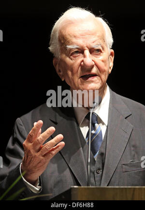 Leipzig, Deutschland. 28. September 2013. Der ehemalige Bundespräsident Richard von Weizsaecker spricht während Mendelssohn Trophy Verleihung an das Gewandhaus in Leipzig, Deutschland, 28. September 2013. Von Weziaecker erhielt die Auszeichnung für sein gesellschaftliches Engagement. Foto: JAN WOITAS/Dpa/Alamy Live News Stockfoto