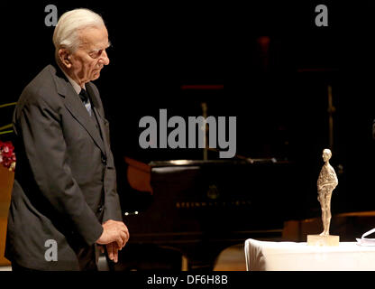 Leipzig, Deutschland. 28. September 2013. Der ehemalige Bundespräsident Richard von Weizsaecker befasst sich mit der Mendelssohn-Trophy während der Preisverleihung am Gewandhaus in Leipzig, Deutschland, 28. September 2013. Von Weziaecker erhielt die Auszeichnung für sein gesellschaftliches Engagement. Foto: JAN WOITAS/Dpa/Alamy Live News Stockfoto