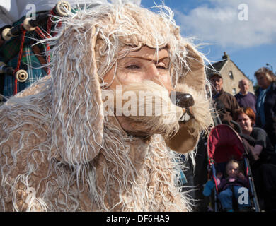 Riesige Tierpuppe Karikatur Maskerade Feier im Skipton UK. September 2013. Große Puppentheater   Internationales Puppentheater. Dog Oogy beim alle zwei Jahre stattfindenden internationalen Puppentheaterfestival von Skipton mit Puppentheatercompanien aus ganz Europa. Die Veranstaltungen boten 44 Vorstellungen mit Tickets sowie 32 kostenlose Straßenvorstellungen. Von riesigen Marionetten bis zu Marionetten, die so klein sind, dass sie unsichtbar sind, wurde das 5. Skipton International Puppet Festival mit Händen, Füßen, Spielzeug, Früchten, Schatten und mit Marionetten von viel traditionelleren Charakter animiert. Stockfoto