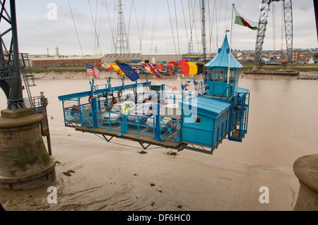 Schwebefähre Newport in Newport, South Wales, UK, einer der beiden verbleibenden Fahrzeug Brücken dieser Art im Vereinigten Königreich über die Usk. Stockfoto