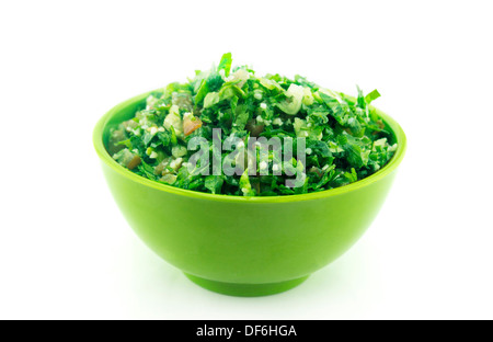 Taboulé Salat in Teller grün auf weiß. Stockfoto