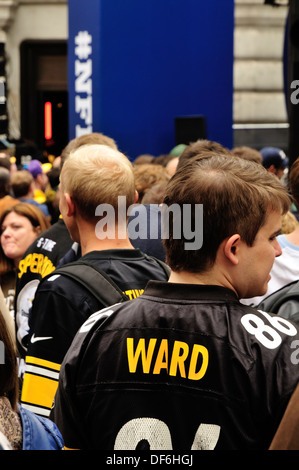 Eine Gruppe von Pittsburgh Steelers-Fans unter der Schar von Fans in der Regent Street in der NFL Block Party am 28. September 2013 Stockfoto