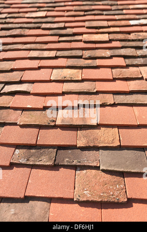 Handgemachte alte Kent Peg und Clay Plain Fliesen gemischt mit modernen Dachziegel sympathischen Restaurierung Wirkung verleihen Stockfoto