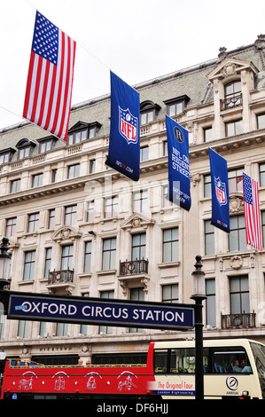 Fahnen und Banner hängen oben u-Bahnstation Oxford Circus während der NFL block Party am 28. September 2013 Stockfoto