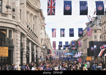 Fahnen und Banner hängen über die Massen von Fans entlang der Regent Street während der NFL Block Party am 28. September 2013 Stockfoto