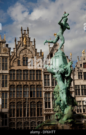 Statue von Brabo und der Riese Hand Brunnen und aus dem 16. Jahrhundert Gildenhäuser am Marktplatz Grote Markt in Antwerpen, Belgien, Stockfoto