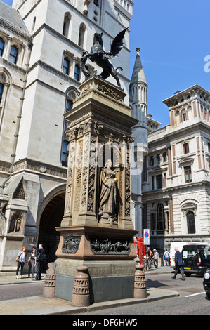 Queen Sie Victoria und eine Drachenstatue im Rahmen der Temple Bar Denkmal, London, England, Vereinigtes Königreich. Stockfoto