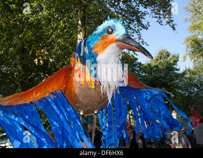 Riesige Tierpuppe Karikatur Maskerade Feier im Skipton UK. September 2013. Internationales Puppentheater. Große Puppentheater  großer Rieseneifischer Vogel beim zweijährigen internationalen Puppentheaterfestival von Skipton mit Puppentheatercompanien aus ganz Europa. Die Veranstaltungen boten 44 Vorstellungen mit Tickets sowie 32 kostenlose Straßenvorstellungen. Von riesigen Marionetten bis zu Marionetten, die so klein sind, dass sie unsichtbar sind, wurde das 5. Skipton International Puppet Festival mit Händen, Füßen, Spielzeug, Früchten, Schatten und mit Marionetten von viel traditionelleren Charakter animiert. Stockfoto