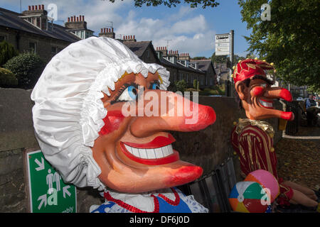 Riesige Marionette Karikatur masquerade Feier in Skipton GROSSBRITANNIEN. 29. September 2013. Internationale Festival der Marionetten. Riesige Angst Punch & Judy Marionetten an der Biennale Internationale Marionette Skipton's Festival mit Theatergruppen aus ganz Europa mit riesigen Puppen mit Händen, Füßen, Spielzeug, Schatten und mit einem Puppenspiel, Punch, Performance, Theater Stage Entertainment, Kinder, traditionelle, Clown, Spaß, Spielen, Judy, Rot, Zeichen, Puppe, lustige, bunte, Veranstaltung, Sommer, Jester, Puppen, Sky, Holz- Riesen animiert. Stockfoto