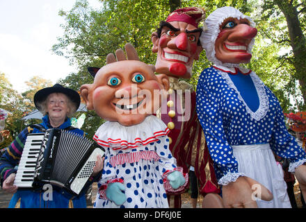 Riesige Tierpuppe Karikatur Maskerade Feier im Skipton UK. September 2013. Internationales Puppentheater. Großes Puppenspiel - riesige Scary Puppets beim alle zwei Jahre stattfindenden internationalen Puppenfestival von Skipton mit Theatercompanien aus ganz Europa mit riesigen Puppen, animiert mit Händen, Füßen, Spielzeug, Schatten und mit einem Puppenspiel, Punsch, Performance, Theaterbühnenshow, Kindern, Traditional, Clown, Spaß, spielen, judy, Rot, Zeichen, puppe, lustig, bunt, Event, Sommer, Narr, Marionetten, Himmel, Holzriesen. Stockfoto