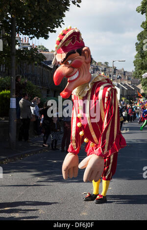 Riesige Marionette Karikatur masquerade Feier in Skipton GROSSBRITANNIEN. 29. September 2013. Internationale Festival der Marionetten. Riesige Angst Punch & Judy Marionetten an der Biennale Internationale Marionette Skipton's Festival mit Theatergruppen aus ganz Europa mit riesigen Puppen mit Händen, Füßen, Spielzeug, Schatten und mit einem Puppenspiel, Punch, Performance, Theater Stage Entertainment, Kinder, traditionelle, Clown, Spaß, Spielen, Judy, Rot, Zeichen, Puppe, lustige, bunte, Veranstaltung, Sommer, Jester, Puppen, Sky, Holz- Riesen animiert. Stockfoto