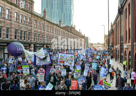 Manchester, UK. 29. September 2013. Eine Ansicht von Deansgate während der Nord-West TUC organisiert März und Rallye die National Health Service (NHS) Arbeitsplätze und Dienstleistungen von Kürzungen und Privatisierungen verteidigen soll. Der März fiel mit der konservativen Partei Konferenz 2013 in der Stadt statt. Bildnachweis: Russell Hart/Alamy Live-Nachrichten. Stockfoto