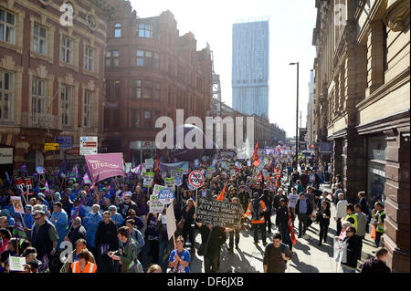 Manchester, UK. 29. September 2013. Eine Ansicht von Deansgate während einer Nord-West TUC organisiert März und Rallye National Health Service (NHS) Arbeitsplätze und Dienstleistungen von Kürzungen und Privatisierungen verteidigen wollte. Der März fällt mit der konservativen Partei Konferenz 2013 in der Stadt statt. Bildnachweis: Russell Hart/Alamy Live-Nachrichten. Stockfoto