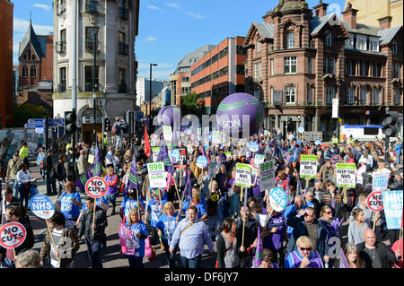 Manchester, UK. 29. September 2013. Blick auf Demonstranten in Albert Square während einer Nord-West TUC organisiert März und Rallye National Health Service (NHS) Arbeitsplätze und Dienstleistungen von Kürzungen und Privatisierungen verteidigen wollte. Der März fällt mit der konservativen Partei Konferenz 2013 in der Stadt statt. Bildnachweis: Russell Hart/Alamy Live-Nachrichten. Stockfoto