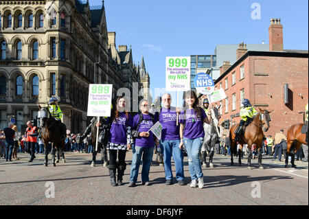 Manchester, UK. 29. September 2013. Vier Mitglieder der Unison posieren für ein Foto während einer Nord-West-TUC organisiert März und Rallye National Health Service (NHS) Arbeitsplätze und Dienstleistungen von Kürzungen und Privatisierungen verteidigen wollte. Der März fällt mit der konservativen Partei Konferenz 2013 in der Stadt statt. Bildnachweis: Russell Hart/Alamy Live-Nachrichten. Stockfoto