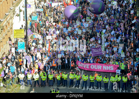 Manchester, UK. 29. September 2013. Eine Luftaufnahme des Portland Street während einer Nord-West TUC organisiert März und Rallye National Health Service (NHS) Arbeitsplätze und Dienstleistungen von Kürzungen und Privatisierungen verteidigen wollte. Der März fällt mit der konservativen Partei Konferenz 2013 in der Stadt statt. Bildnachweis: Russell Hart/Alamy Live-Nachrichten. Stockfoto