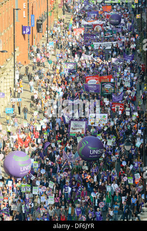 Manchester, UK. 29. September 2013. Eine Luftaufnahme des Portland Street während einer Nord-West TUC organisiert März und Rallye National Health Service (NHS) Arbeitsplätze und Dienstleistungen von Kürzungen und Privatisierungen verteidigen wollte. Der März fällt mit der konservativen Partei Konferenz 2013 in der Stadt statt. Bildnachweis: Russell Hart/Alamy Live-Nachrichten. Stockfoto