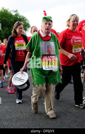 Nottingham 29. September 2013.Nick Pearson Renndirektor der IKANO Robin Hood Half/Full Marathon Aussage "wir sehr enttäuscht darüber, dass zwei unglückliche Themen auf der Mini-Marathon entstanden. Das Lead-Auto ins Stocken geraten Shorlty nach dem Start und im Anschluss daran eine Gruppe von Läufern waren falsch gerichtet ". Stockfoto