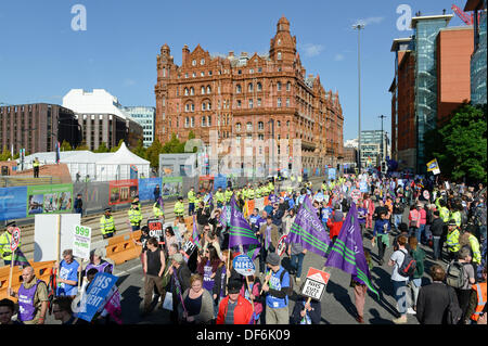 Manchester, UK. 29. September 2013. Blick auf unteren Mosley Straße einschließlich der Midland Hotel während eine Nord-West TUC organisiert März und Rallye National Health Service (NHS) Arbeitsplätze und Dienstleistungen von Kürzungen und Privatisierungen verteidigen wollte. Der März fällt mit der konservativen Partei Konferenz 2013 in der Stadt statt. Bildnachweis: Russell Hart/Alamy Live-Nachrichten. Stockfoto