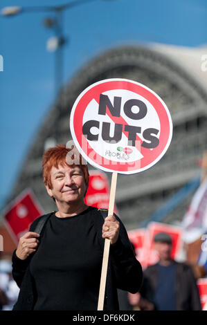 Manchester, UK. 29. September 2013. Eine Frau in den Fünfzigern hochhalten ein Schild mit der Aufschrift "Keine Kürzungen" bei einem Nord-West-TUC organisiert März und Rallye National Health Service (NHS) Arbeitsplätze und Dienstleistungen von Kürzungen und Privatisierungen verteidigen wollte. Der März fällt mit der konservativen Partei Konferenz 2013 in der Stadt statt. Bildnachweis: Russell Hart/Alamy Live-Nachrichten. Stockfoto