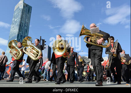 Manchester, UK. 29. September 2013. Eine Blaskapelle spielen während einer Nord-West-TUC organisiert März und Rallye National Health Service (NHS) Arbeitsplätze und Dienstleistungen von Kürzungen und Privatisierungen verteidigen wollte. Der März fällt mit der konservativen Partei Konferenz 2013 in der Stadt statt. Bildnachweis: Russell Hart/Alamy Live-Nachrichten. Stockfoto