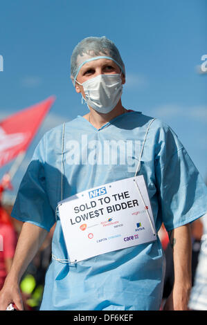 Manchester, UK. 29. September 2013. Ein männlicher Demonstrant ein Chirurg Uniform tragen, während ein Nord-West TUC organisiert März und Rallye National Health Service (NHS) Arbeitsplätze und Dienstleistungen von Kürzungen und Privatisierungen verteidigen wollte. Der März fällt mit der konservativen Partei Konferenz 2013 in der Stadt statt. Bildnachweis: Russell Hart/Alamy Live-Nachrichten. Stockfoto