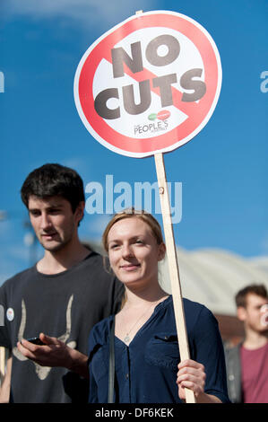 Manchester, UK. 29. September 2013. Ein junges Paar in einem Nord-West TUC organisiert März und Rallye National Health Service (NHS) Arbeitsplätze und Dienstleistungen von Kürzungen und Privatisierungen verteidigen wollte. Der März fällt mit der konservativen Partei Konferenz 2013 in der Stadt statt. Bildnachweis: Russell Hart/Alamy Live-Nachrichten. Stockfoto