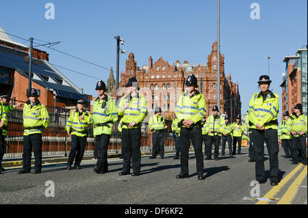 Manchester, UK. 29. September 2013. Linien der Polizei während einer Nord-West TUC organisiert März und rally National Health Service (NHS) Arbeitsplätze und Dienstleistungen von Kürzungen und Privatisierungen verteidigen wollte. Der März fällt mit der konservativen Partei Konferenz 2013 in der Stadt statt. Bildnachweis: Russell Hart/Alamy Live-Nachrichten. Stockfoto