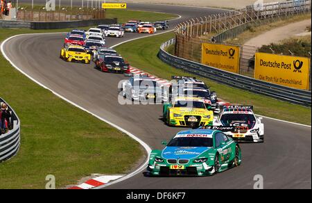 (HANDOUT) Ein Handout Foto vom 29. September 2013 zeigt Rennen Laufwerke während des Starts der Deutschen Tourenwagen Meisterschaft (DTM) am Circuit Park in Zandvoort, Niederlande. Foto: Hoch Zwei nur zur redaktionellen Verwendung Stockfoto