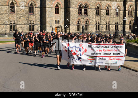 Ottawa, Kanada. 28. September 2013. Kanadische Peace Officers auf Run To Remember kommen am Parliament Hill in Ottawa © Paul McKinnon/Alamy Live News Stockfoto