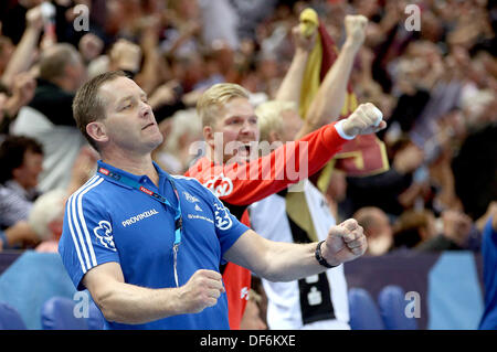 Kieler Kopf, die Trainer Alfred Gislason mit seinen Spielern während der Handball-Champions League-Gruppe B feiert-match zwischen THW Kiel Ands KIF Kolding Copenhagen bei Sparkassenarena in Kiel, Deutschland, 29. September 2013. Kiel gewann 29-26. Foto: CHRISTIAN CHARISIUS Stockfoto