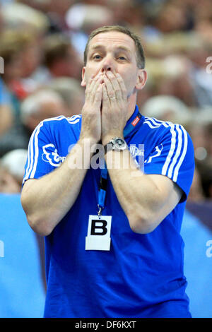 Kiel Trainer Alfred Gislason während der Handball-Champions League-Gruppe B-match zwischen THW Kiel Ands KIF Kolding Copenhagen bei Sparkassenarena in Kiel, Deutschland, 29. September 2013. Kiel gewann 29-26. Foto: CHRISTIAN CHARISIUS Stockfoto