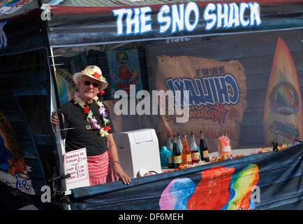 Skipton GROSSBRITANNIEN. 27 September, 2013. Internationale Festival der Marionetten. Herr Don Lyden von Barnoldswick mit SNO Shack am alle zwei Jahre stattfindenden internationalen Marionette Skipton's Festival Stockfoto